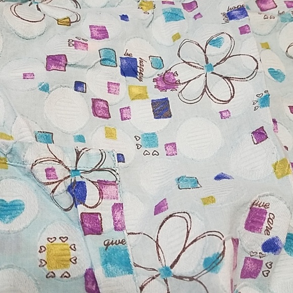 Cherokee Scrub top in Blue With Print Design In Gentlt Used Condition - Picture 5 of 8